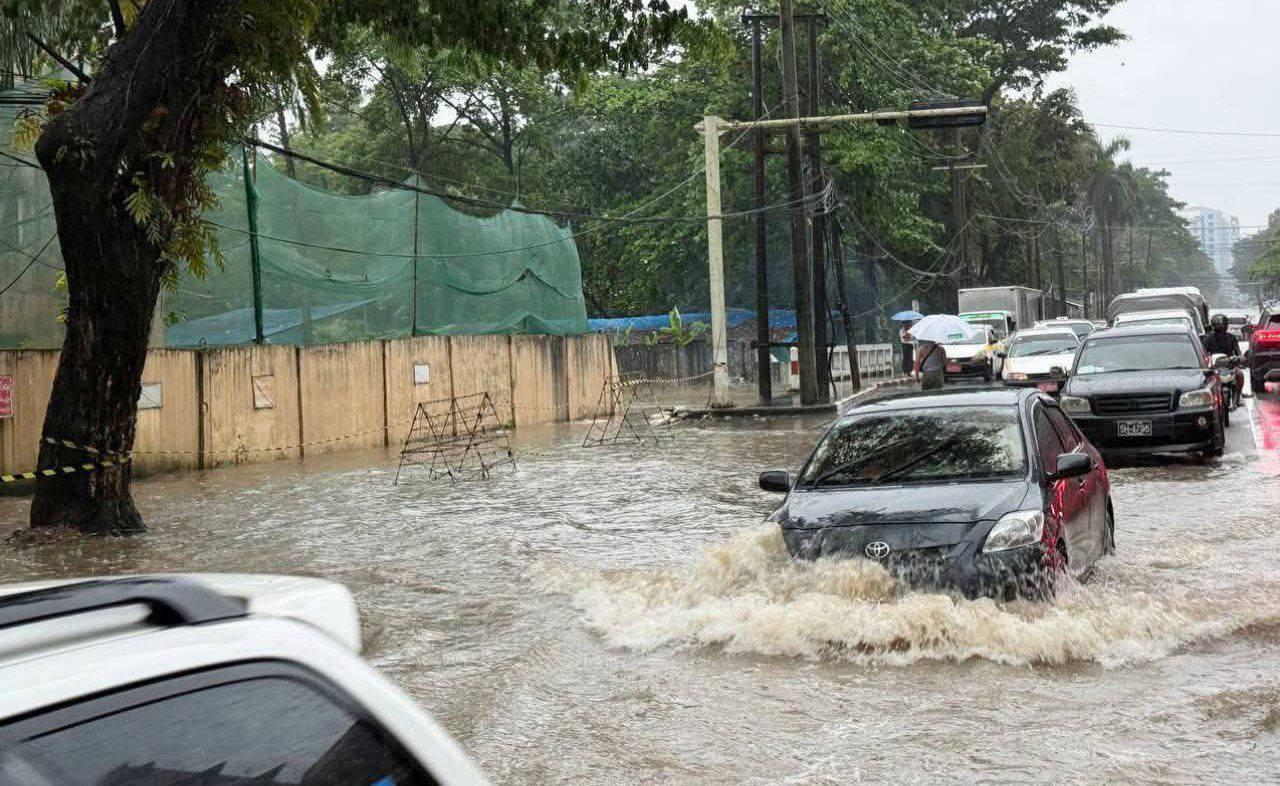 រដ្ឋធានីយ៉ាងហ្គោនលិចលង់ដោយជំនន់ទឹកភ្លៀងធ្ងន់ធ្ងរ រំខានជីវភាពប្រជាពលរដ្ឋ