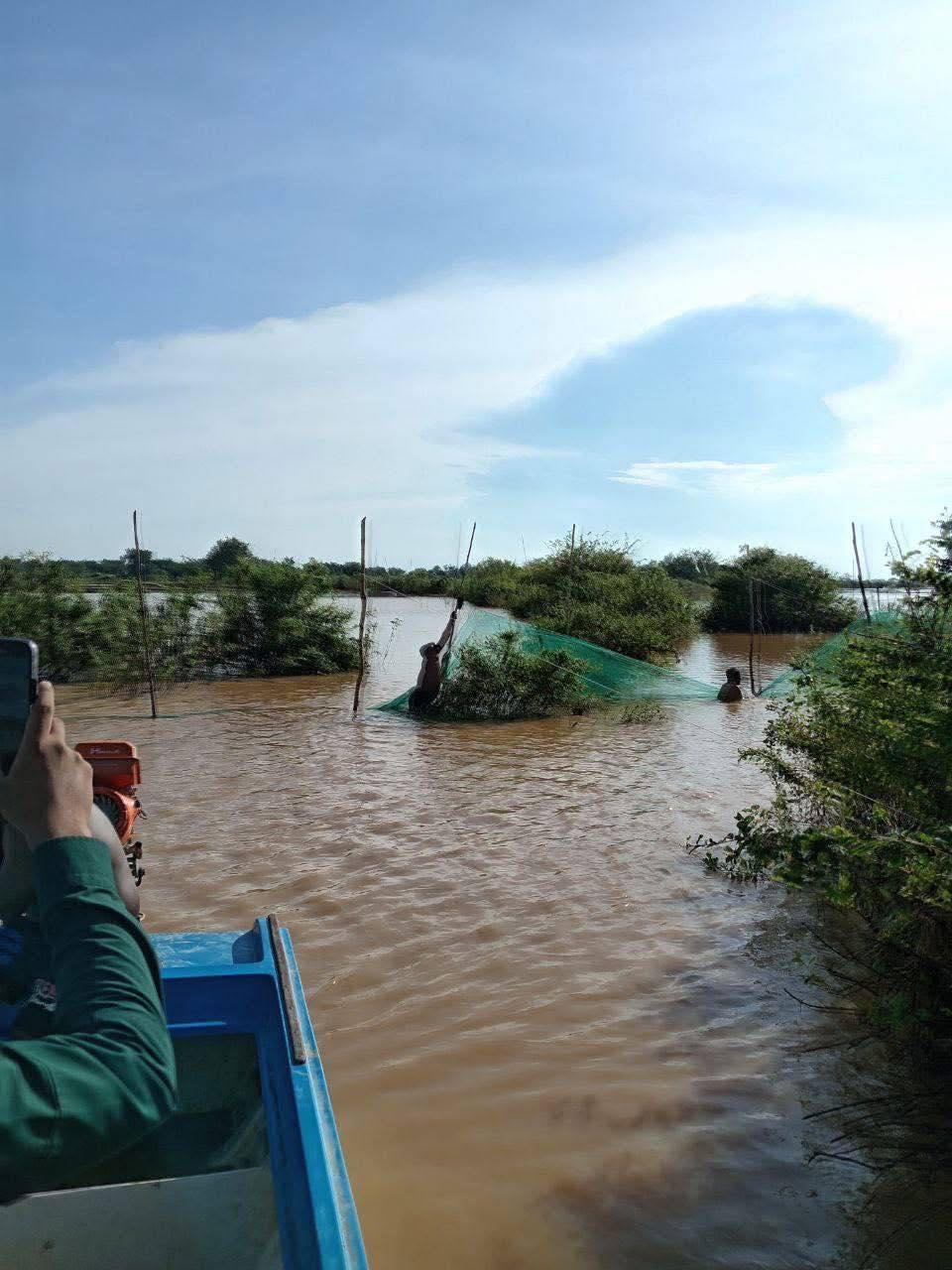 បង្ក្រាប! ឧបករណ៍នេសាទខុសច្បាប់រាប់រយម៉ែត្រ ត្រូវរុះរើនិងបំផ្លាញចោលនៅស្រុកជើងព្រៃ ខេត្តកំពង់ចាម