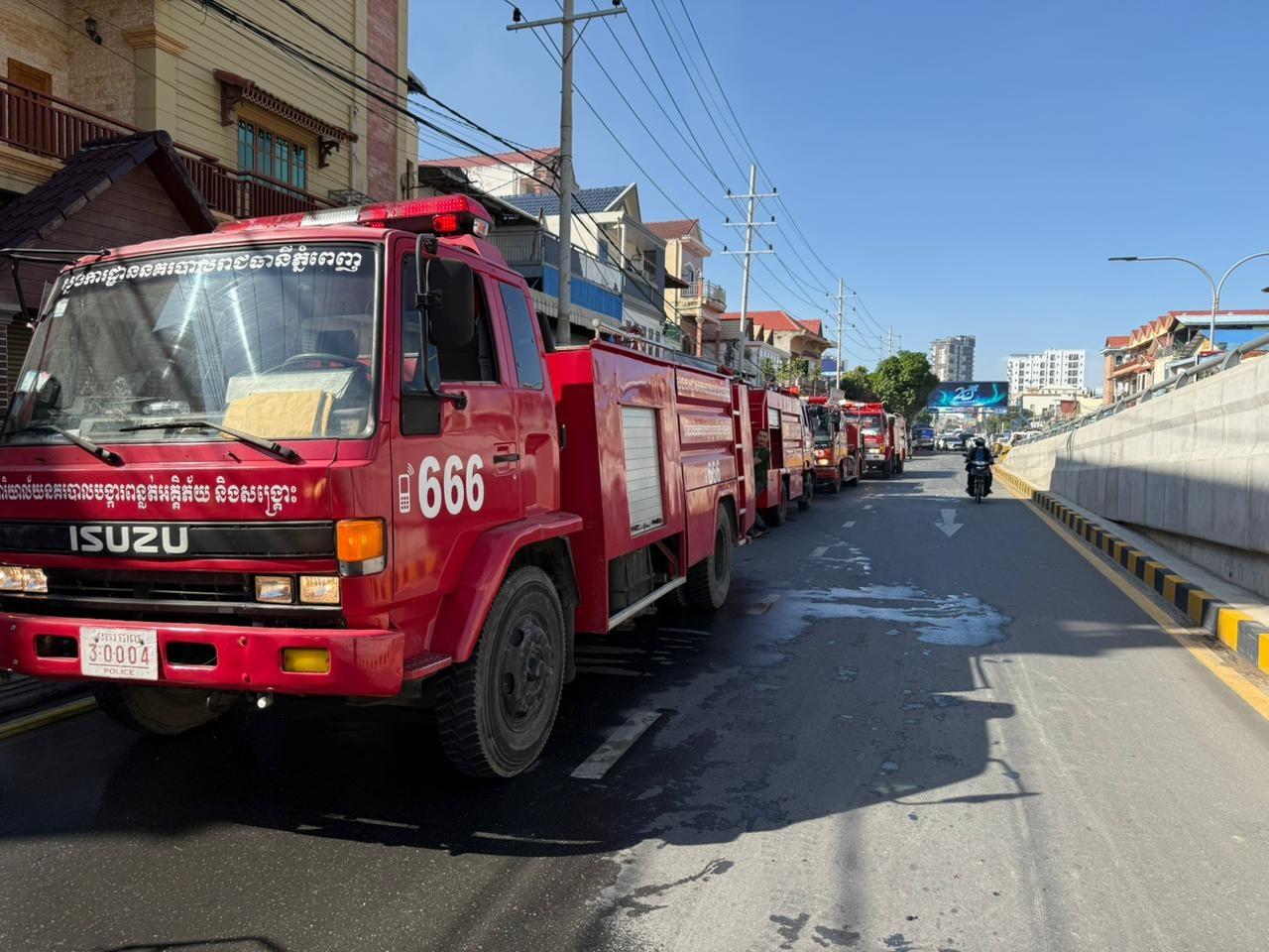 អគ្គិភ័យមហាវិនាសកម្ម! ផ្ទះប្រជាពលរដ្ឋ១២ខ្នង រងការឆាបឆេះទាំងស្រុង ក្បែរស្ពានអាកាសមរតកតេជោ