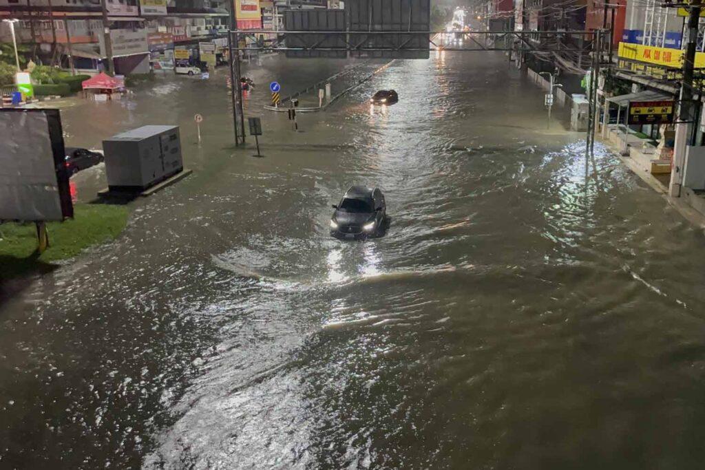 ទឹកជំនន់ភ្លាមៗវាយប្រហារបាងកក សាមុតប្រាកាន និងប៉ាតាយ៉ា បង្កការរំខានធ្ងន់ធ្ងរ