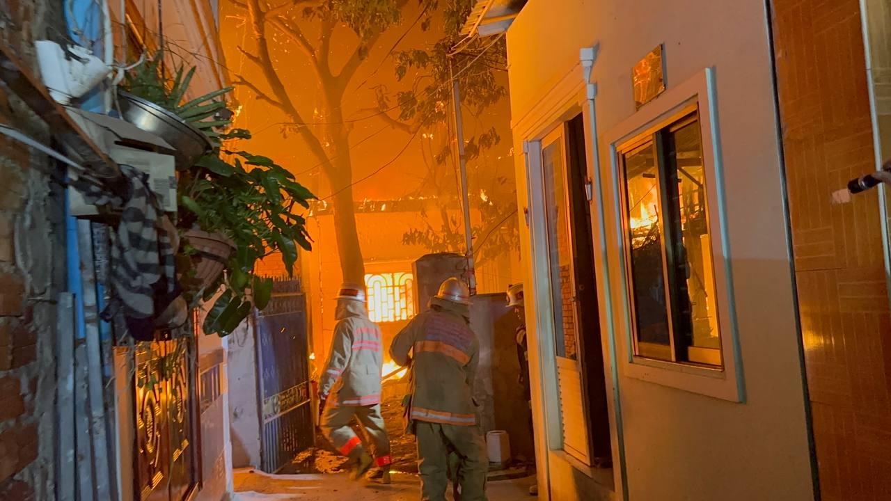 រឿងរ៉ាវ​ភ្លើង​ឆេះ​ផ្ទះ​យ៉ាង​សន្ធោសន្ធៅ​នៅ​ទួលគោក ផ្អើល​ទាំង​ព្រឹក​ព្រលឹម បំផ្លាញ​ផ្ទះ​៤​ខ្នង​និង​សម្ភារៈ​អស់ទាំងស្រុង