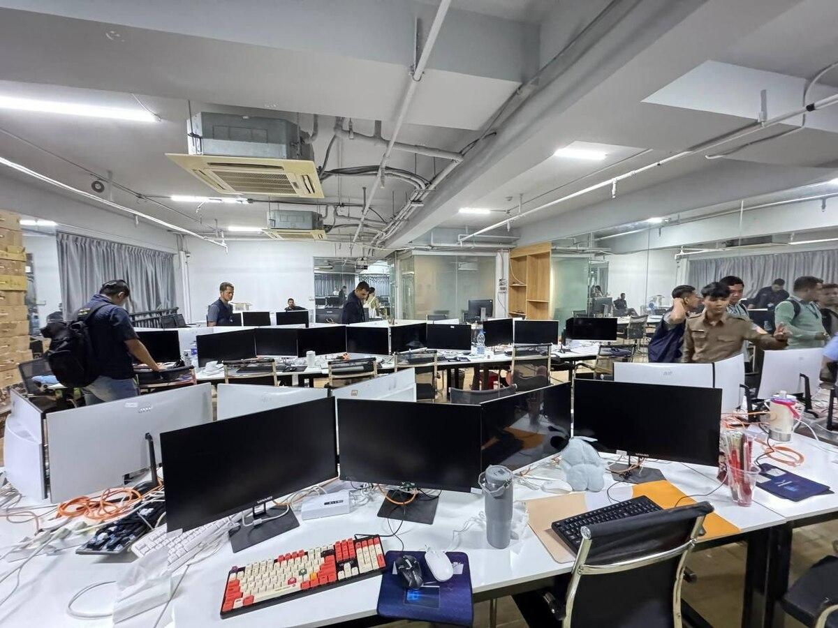 ព័ត៌មានក្តៅ! វត្ថុតាងរាប់រយមុខ ត្រូវបានសមត្ថកិច្ចចំការមនរឹបអូស ករណីឆបោកតាមបច្ចេកវិទ្យា នៅអគារយៀកថៃ