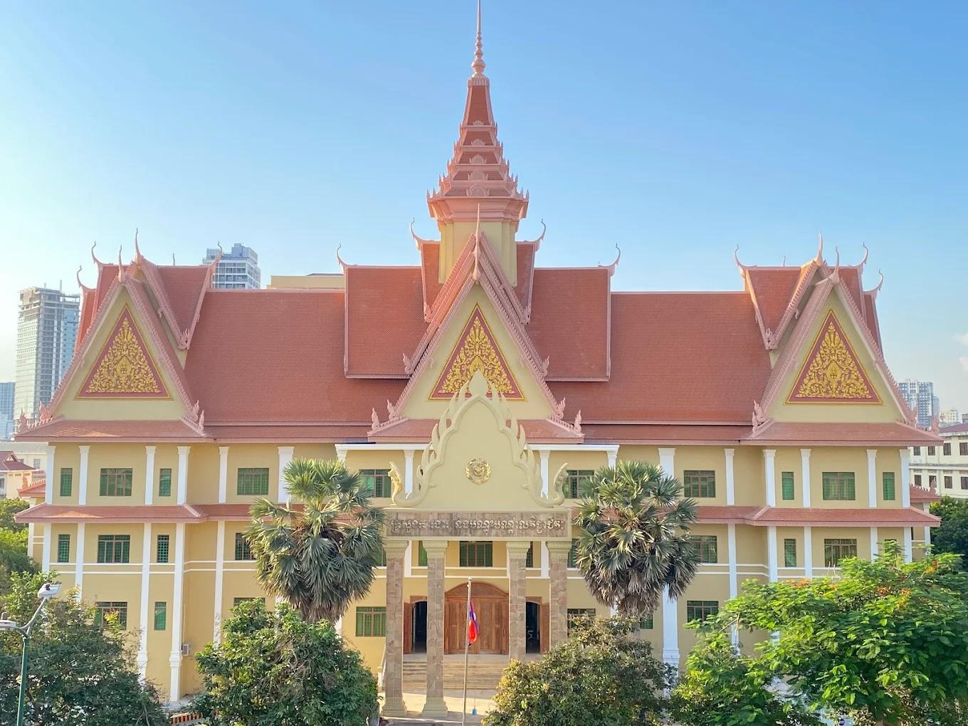 ក្រសួងការងារប្រកាសលេខទូរសព្ទបន្ទាន់! ជួយពលករខ្មែរនៅថៃ រាល់ពេលជួបបញ្ហាអំពើហិង្សា និងការរើសអើង