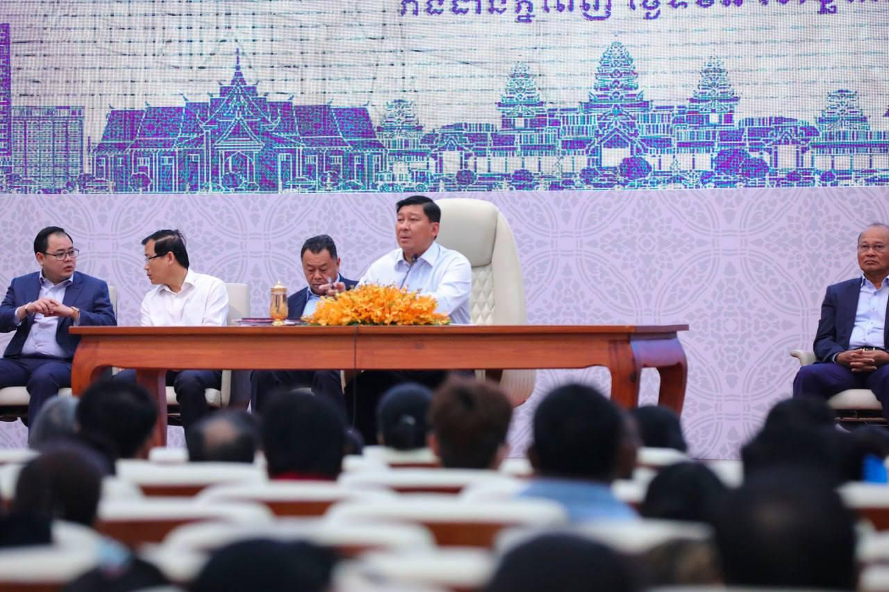 រដ្ឋមន្ត្រីក្រសួងដែនដីចែកបណ្ណកម្មសិទ្ធិជូនអតិថិជនគម្រោងឡេងណាវ៉ាត្រាជាង២៤០០បណ្ណ