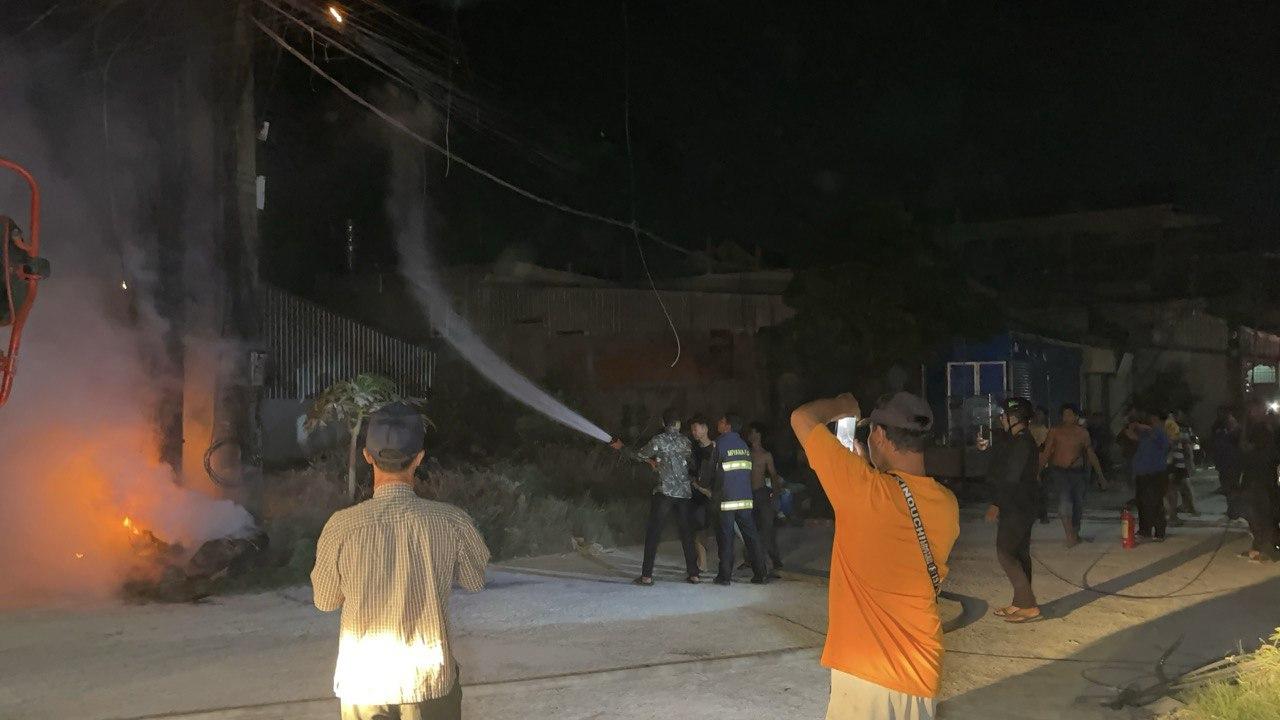 ភ្លើង​ឆាបឆេះ​បង្គោល​ភ្លើង​យ៉ាង​សន្ធោសន្ធៅ​ជិត​វត្ត​កំពែង ផ្អើល​ប្រជាពលរដ្ឋ​និង​សមត្ថកិច្ច​ចេញ​អន្តរាគមន៍​ទាន់​ពេល!