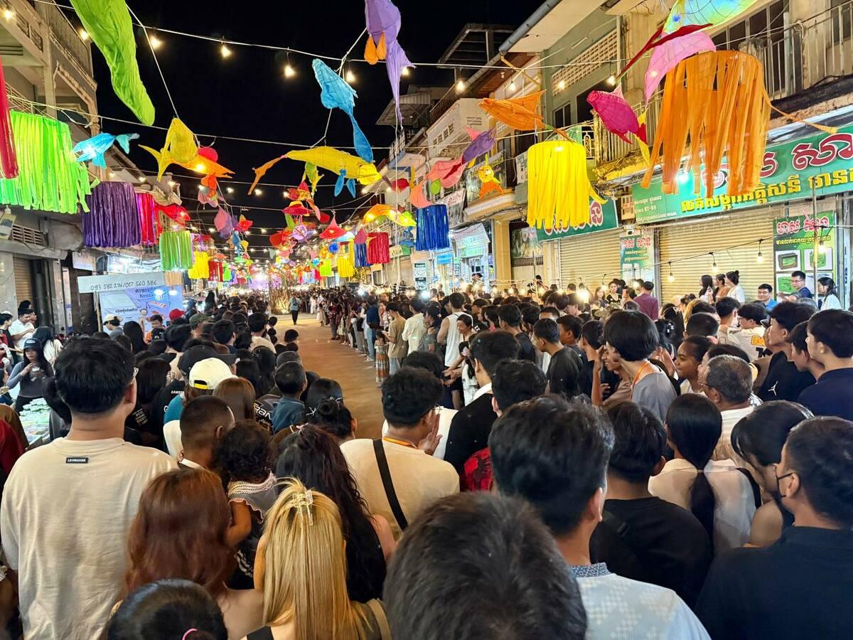 បាត់ដំបង​ផ្ទុះ​ភ្ញៀវ! ជាង ១២ម៉ឺននាក់​សម្រុក​លេង​បុណ្យអុំទូក កើន​លើស ១២% ពីឆ្នាំមុន