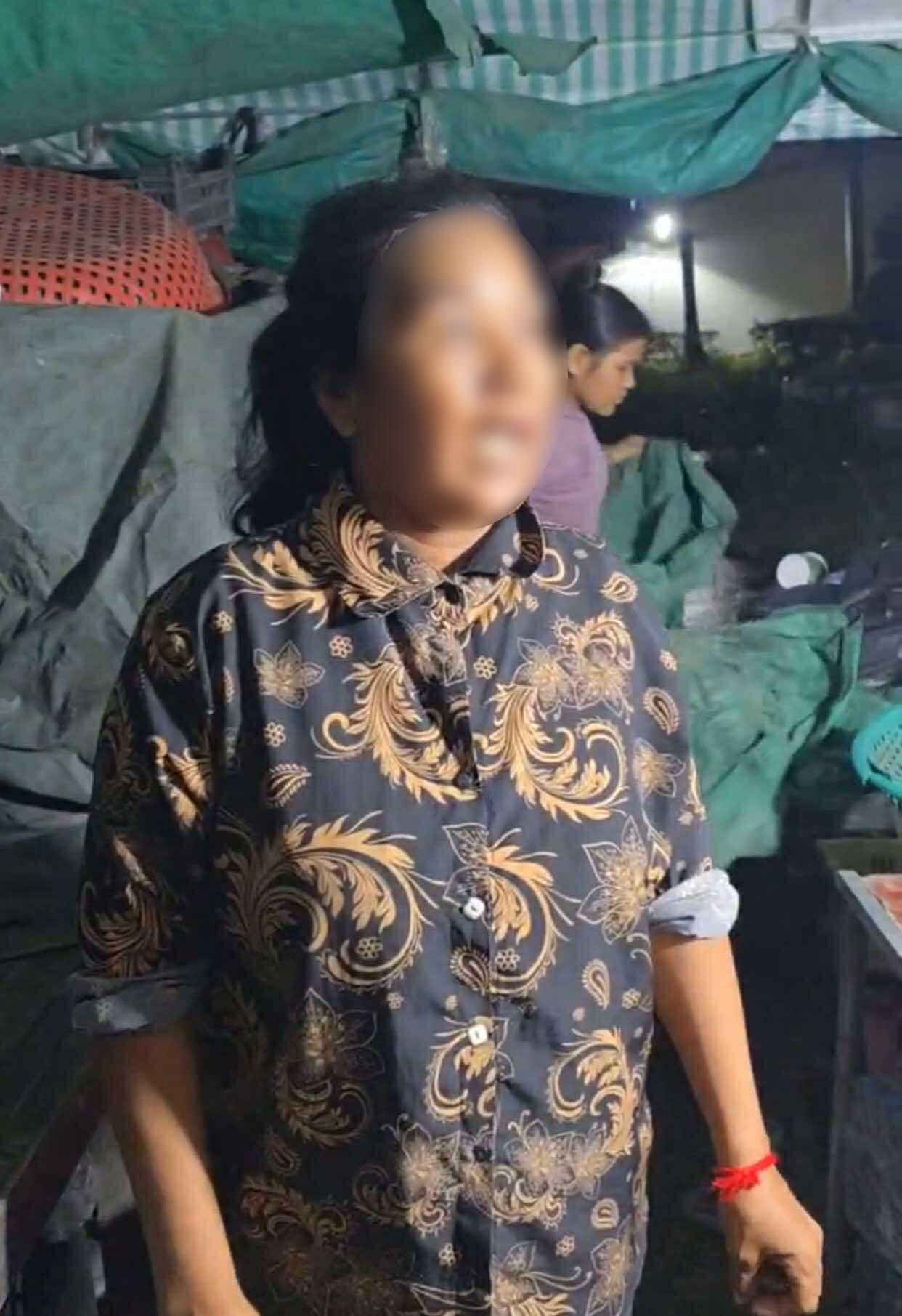 ចោរ​ល្បិចកល ២នាក់ បន្លំ​លួច​កាបូប​លុយ​ស្ត្រី​លក់​ផ្លែឈើ​អស់ជិត​១​លាន​រៀល មុខ​រោងចក្រ​នៅ​ស្វាយរៀង