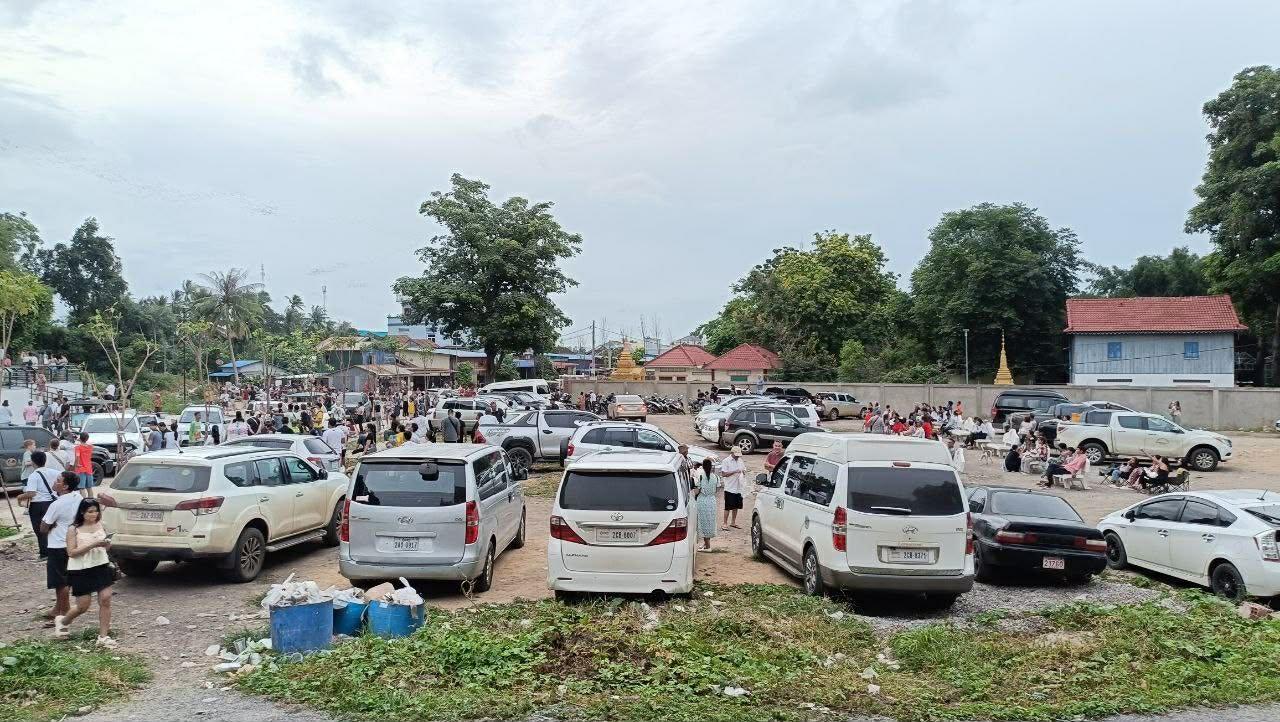 ភ្នំសំពៅ៖ ចម្លាក់ពុទ្ធប្រវត្តិដ៏មហិមា និងហ្វូងប្រចៀវរាប់លាន កំពុងឆក់យកបេះដូងទេសចរ!