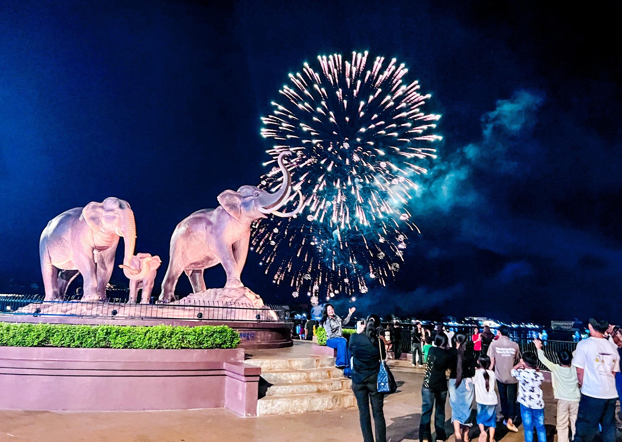 រតនគិរី​៖ បុណ្យអុំទូក​៣​ថ្ងៃ ទាក់ទាញ​ភ្ញៀវ​ជិត ៦​ម៉ឺន​នាក់ បំបែក​ឯតទគ្គកម្ម​! ភ្ញៀវ​បរទេស​កើន​ដល់ ២៤២%​ឯណោះ!