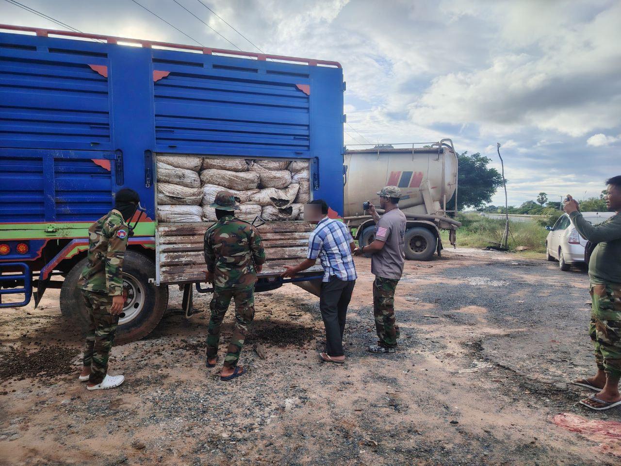 បង្ក្រាបធំ! ឃាត់រថយន្តដឹកលៀសខុសច្បាប់ជិត៩តោន នៅព្រំប្រទល់កំពង់ឆ្នាំង-ពោធិ៍សាត់