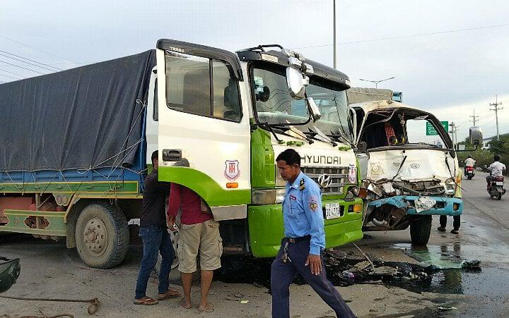 មហាវិថី​ឈ្នះ​ឈ្នះ​កកស្ទះ​រាប់​ម៉ោង! រថយន្ត​ដឹក​ទំនិញ​២​គ្រឿង​បុក​គ្នា​ពេញទំហឹង បណ្តាល​ឲ្យ​របួសធ្ងន់​ស្រាល និង​ខូចខាត​យ៉ាងដំណំ