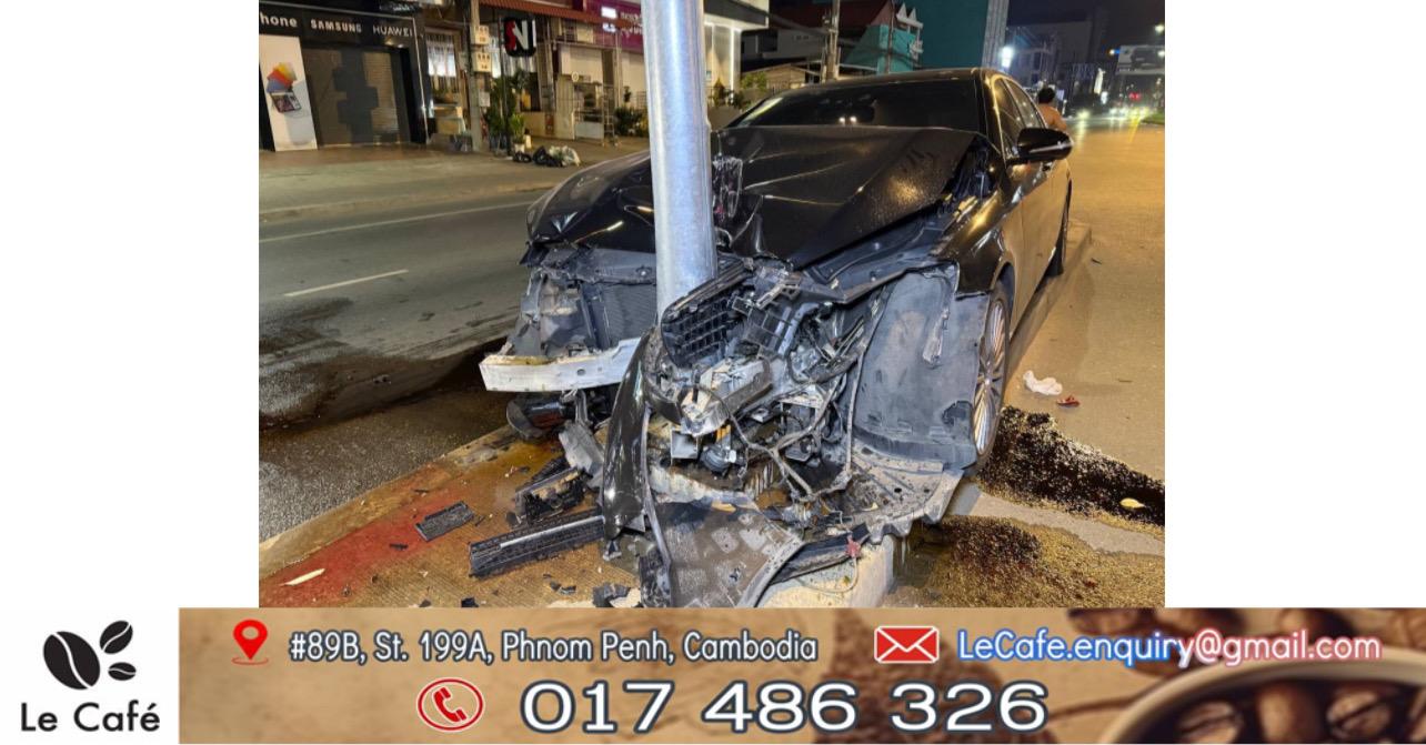 ម៉ាយប៊ែកតម្លៃកប់ពពក បើកបុកបង្គោលភ្លើងពេញទំហឹង រងការខូចខាតធ្ងន់ធ្ងរ!