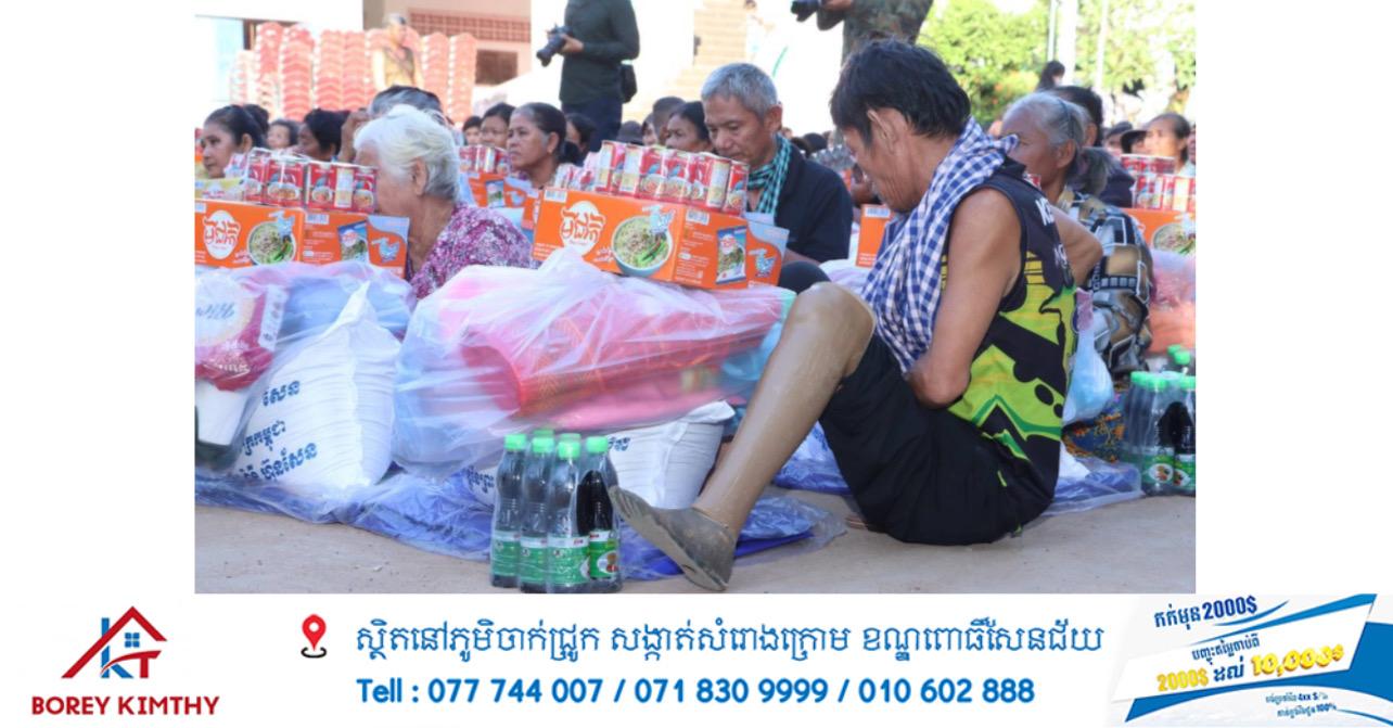 អភិបាលខេត្តបន្ទាយមានជ័យ ចុះចែកអំណោយសម្តេចតេជោ និងសម្តេចធិបតី ជូនជនភៀសខ្លួន៤៩៦គ្រួសារ នៅវត្តចានស៊ី ខេត្តបន្ទាយមានជ័យ