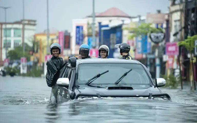 ម៉ាឡេស៊ីជម្លៀសមនុស្ស១៨,០០០នាក់ ដោយសារទឹកជំនន់វាយប្រហាររដ្ឋ១០
