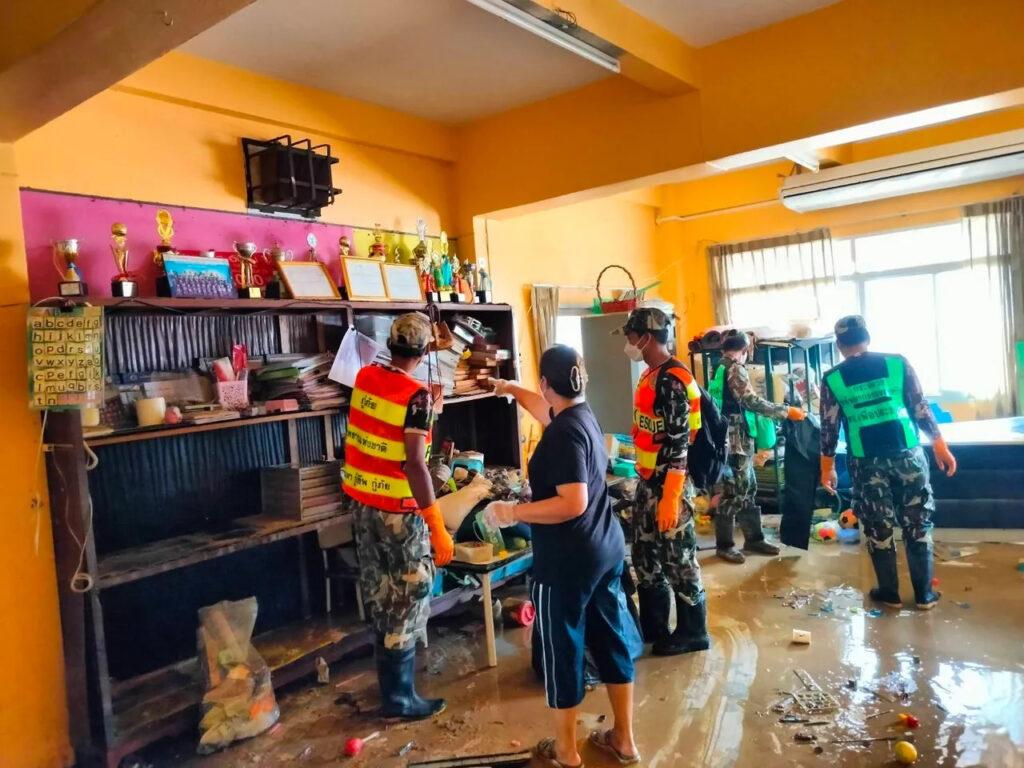 ថៃប្រមូលសំរាម៣០០តោនក្នុង២៤ម៉ោង ក្រោយទឹកជំនន់មហន្តរាយនៅហាតយ៉ៃ