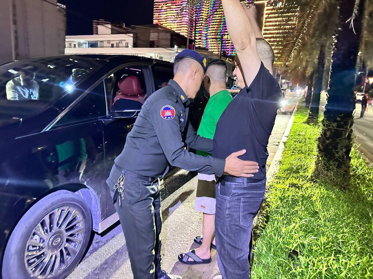 ព្រះសីហនុ៖ ប្រតិបត្តិការក្ដៅគគុក! កម្លាំងចម្រុះបង្ក្រាបបទល្មើសធំៗ ៦ករណី ឃាត់ខ្លួនជនសង្ស័យជាច្រើននាក់ ក្នុងយប់តែមួយ!