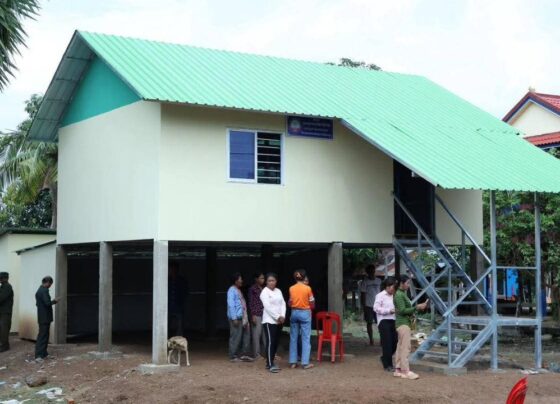 គ្រួសារអតីតយុទ្ធជនពលីដោយសារសង្គ្រាម១គ្រួសារ នៅស្រុកប្រាសាទបល្ល័ង្ក ទទួលអំណោយផ្ទះថ្មីពីសម្ដេចតេជោ និងសម្ដេចកិត្តិព្រឹទ្ធបណ្ឌិត