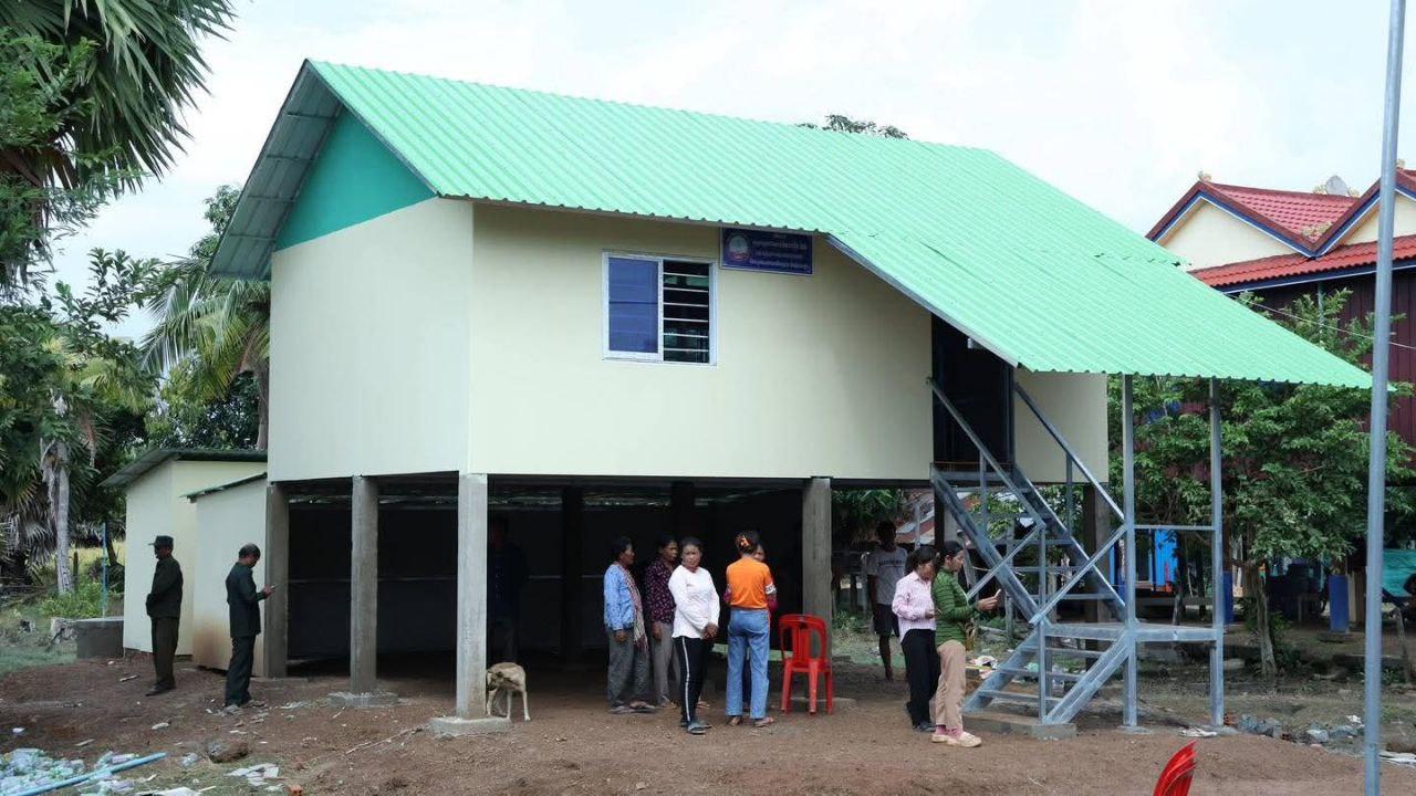 សម្ដេចតេជោ និងសម្ដេចកិត្តិព្រឹទ្ធបណ្ឌិត ប្រគល់ផ្ទះថ្មី១ខ្នងជូនគ្រួសារអតីតយុទ្ធជនពលីនៅកំពង់ធំ