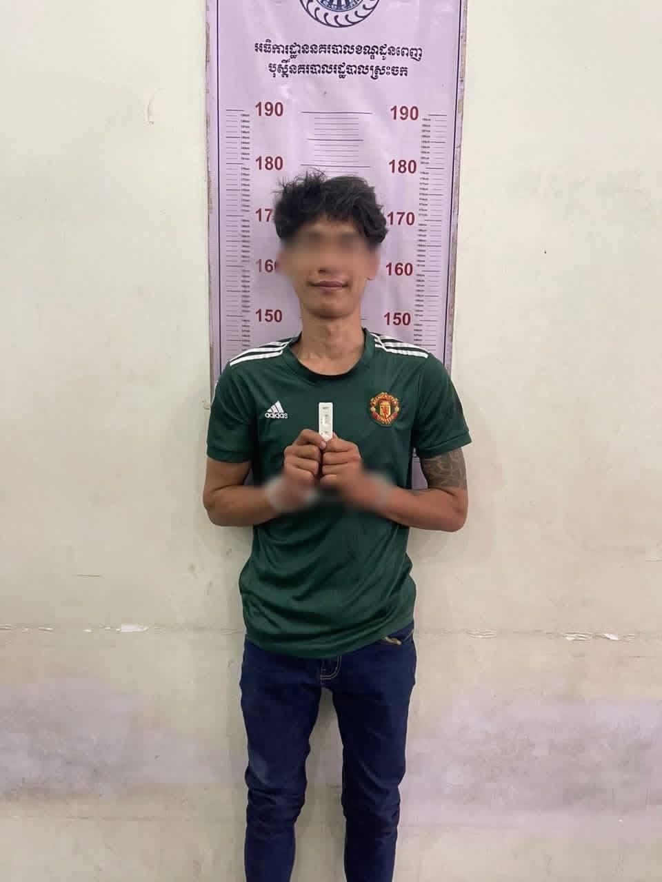 កូនចិត្តតិរិច្ឆាន! យកកាំបិតភ្ជង់ម្ដាយបង្កើតគំរាមសម្លាប់ រងរបួសប៉ូលិសម្នាក់ពេលឃាត់ខ្លួន