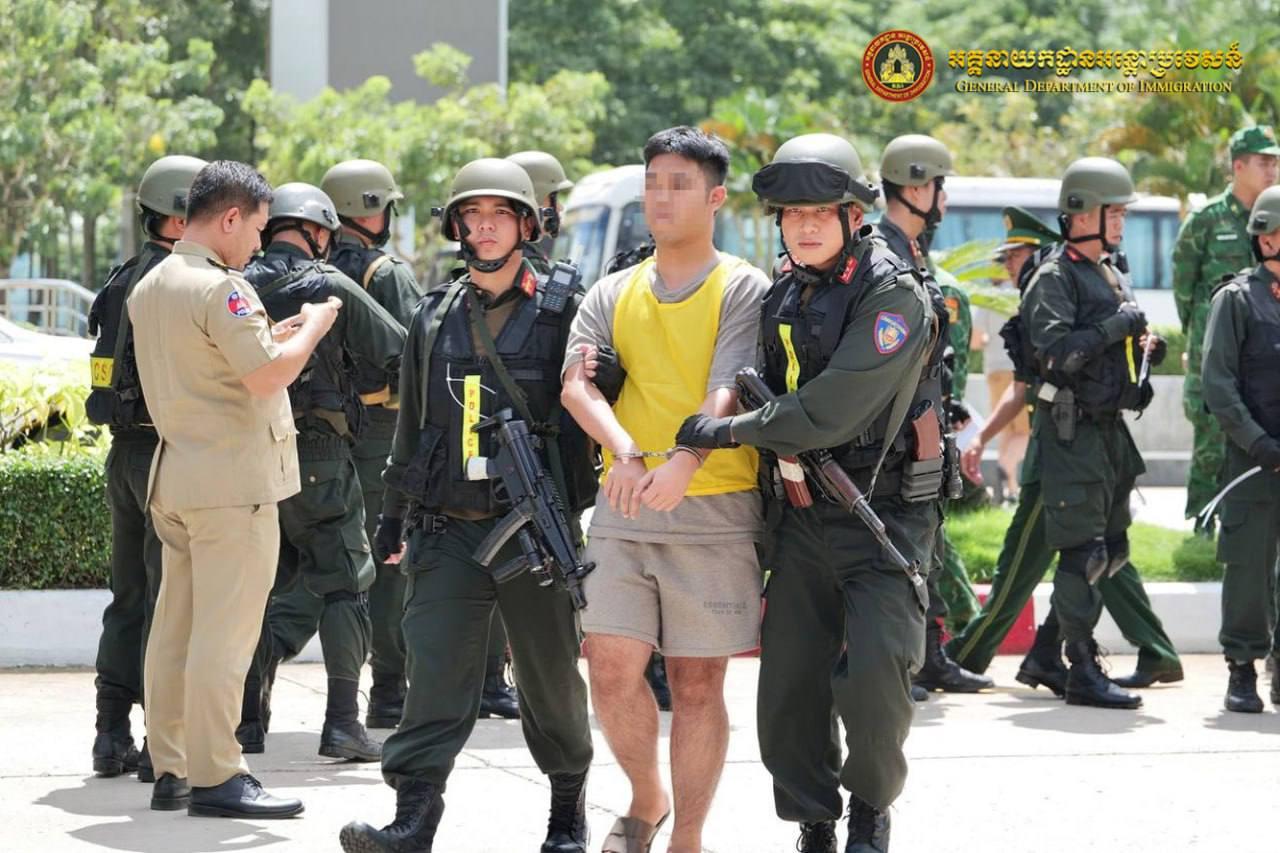 អាជ្ញាធរបណ្តេញជនជាតិវៀតណាម ៣៤នាក់ ចេញពីកម្ពុជា តាមច្រកបាវិត ពាក់ព័ន្ធ Online Scams!
