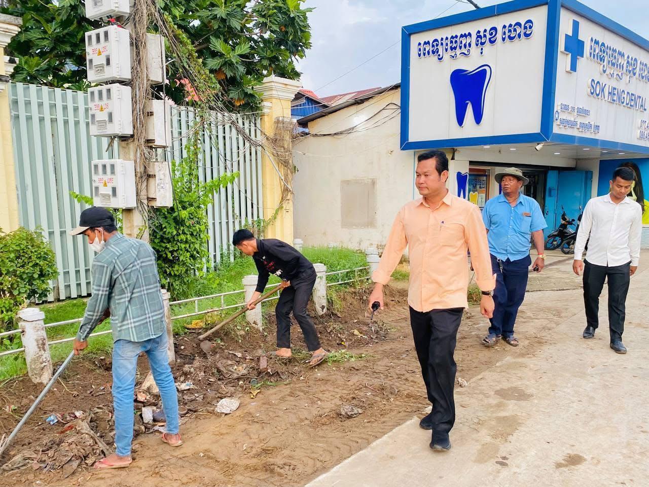 លោកអភិបាលខណ្ឌឫស្សីកែវ៖ «ផ្លូវថ្នល់ក្នុងមូលដ្ឋានត្រូវតែស្អាតជានិច្ច» បញ្ជាឲ្យកម្លាំងចុះសម្អាត និងលាងផ្លូវជាតិលេខ៥