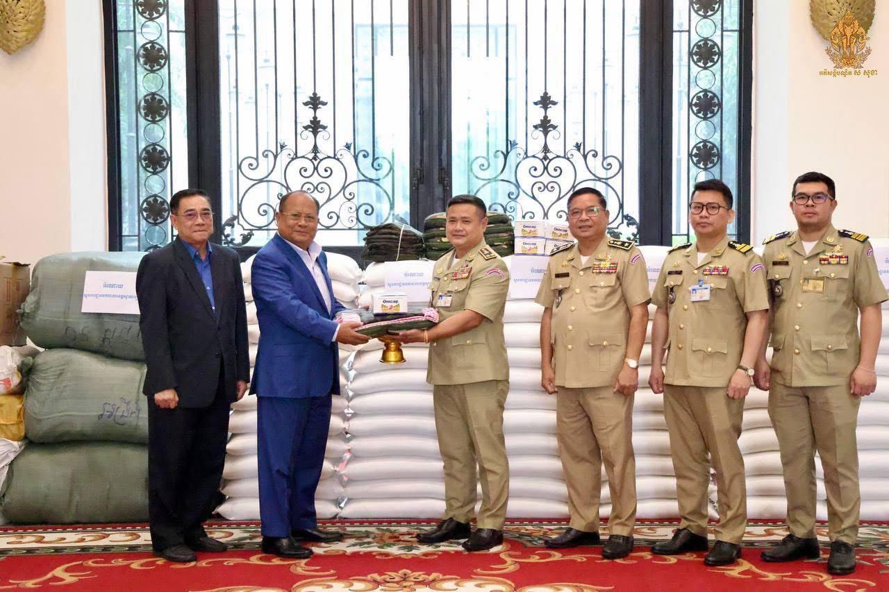 ក្រសួងមហាផ្ទៃទទួលបានអំណោយដ៏ថ្លៃថ្លាពីស្នងការដ្ឋាននគរបាលខេត្តស្វាយរៀង សម្រាប់ជួយសមរភូមិមុខ និងជនភៀសសឹក