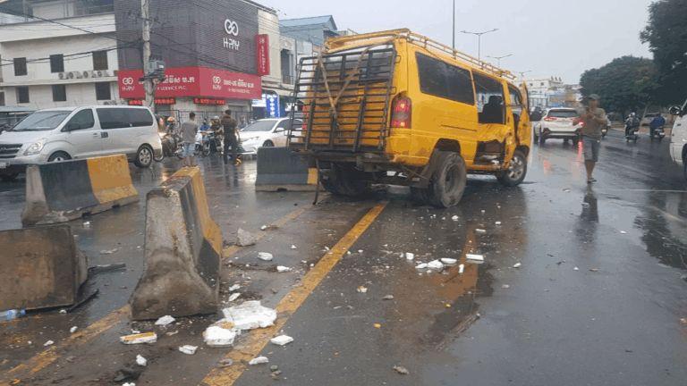 រថយន្តសាំយ៉ុងកែច្នៃ បើកលឿនគេចម៉ូតូ ជ្រុលបុករបាំងថ្មពុះចែកផ្លូវ ប៉ើងខ្ទាត៦កង់ លើមហាវិថីសហព័ន្ធរុស្ស៊ី