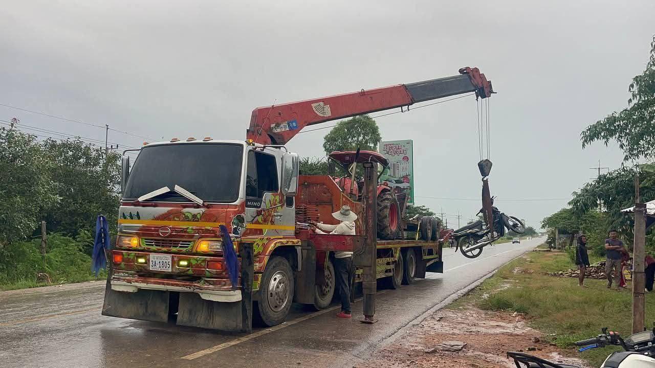 គ្រោះថ្នាក់ចរាចរណ៍បន្តកន្ទុយគ្នា រថយន្ត ត្រាក់ទ័រ និងម៉ូតូ បណ្តាលឲ្យរបួសធ្ងន់២នាក់ នៅបន្ទាយមានជ័យ