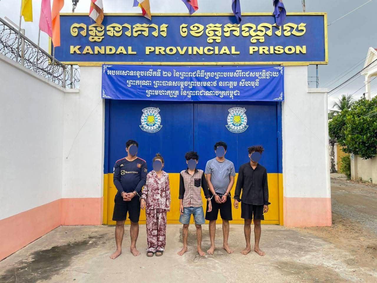 បង្ក្រាបធំ! កងរាជអាវុធហត្ថក្រុងសំពៅពូន ឃាត់ខ្លួនជនសង្ស័យ៥នាក់ ករណីគ្រឿងញៀនទ្រង់ទ្រាយធំ!