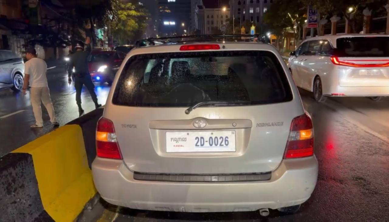 រថយន្ត Highlander បុករបាំងថ្មពុះចែកទ្រូងផ្លូវ បណ្តាលឲ្យខូចខាតធ្ងន់ធ្ងរ នៅមុខក្រសួងមហាផ្ទៃ