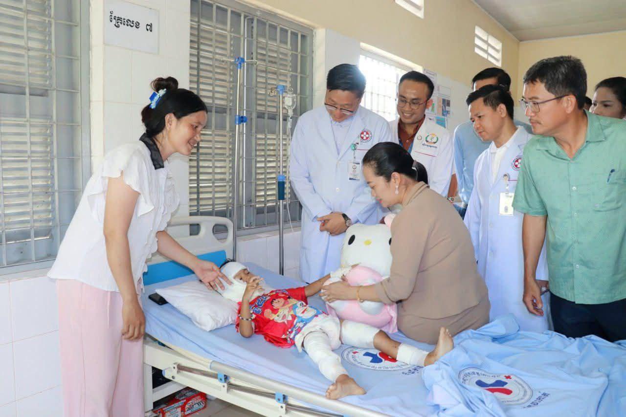 កុមារី៧ឆ្នាំម្នាក់រងរបួសធ្ងន់ធ្ងរ ក្រោយត្រូវឆ្កែ៥ក្បាលព្រួតខាំនៅកោះកុង! ម្ចាស់ឆ្កែចេញមុខទទួលខុសត្រូវហើយ