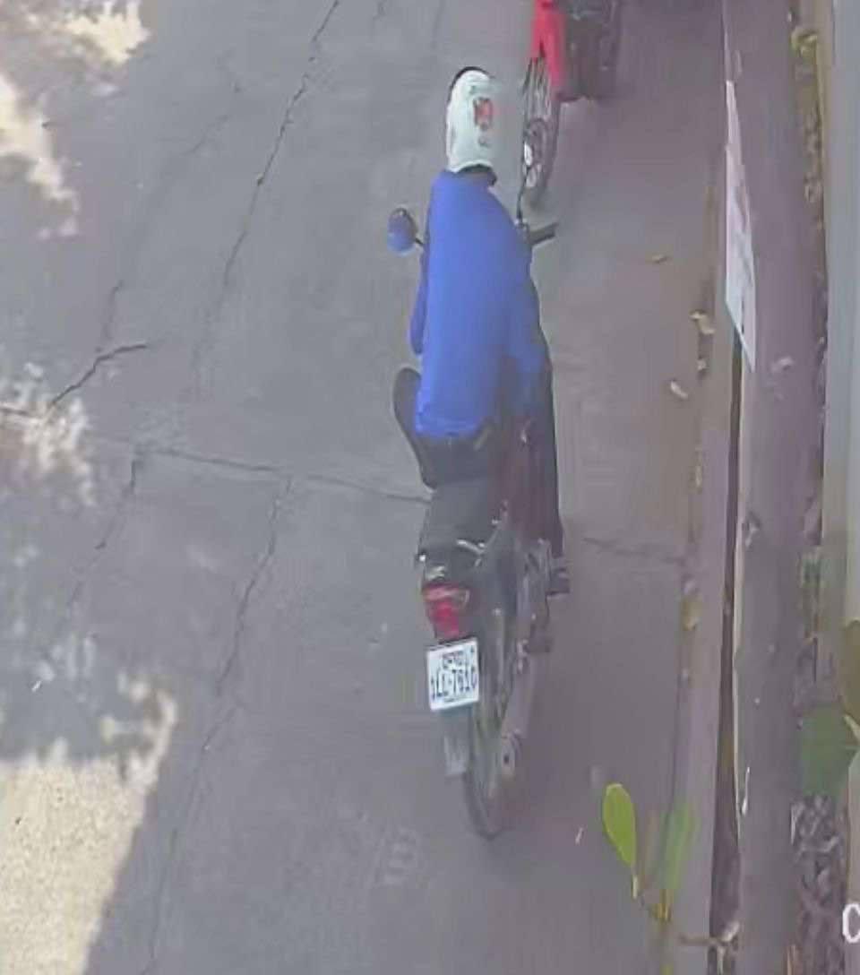 ធ្វេសប្រហែសមួយភ្លែត! ទុកម៉ូតូភ្លេចដកសោ ត្រូវចោរ២នាក់ឡើងជិះគេចខ្លួនបាត់យ៉ាងលឿន