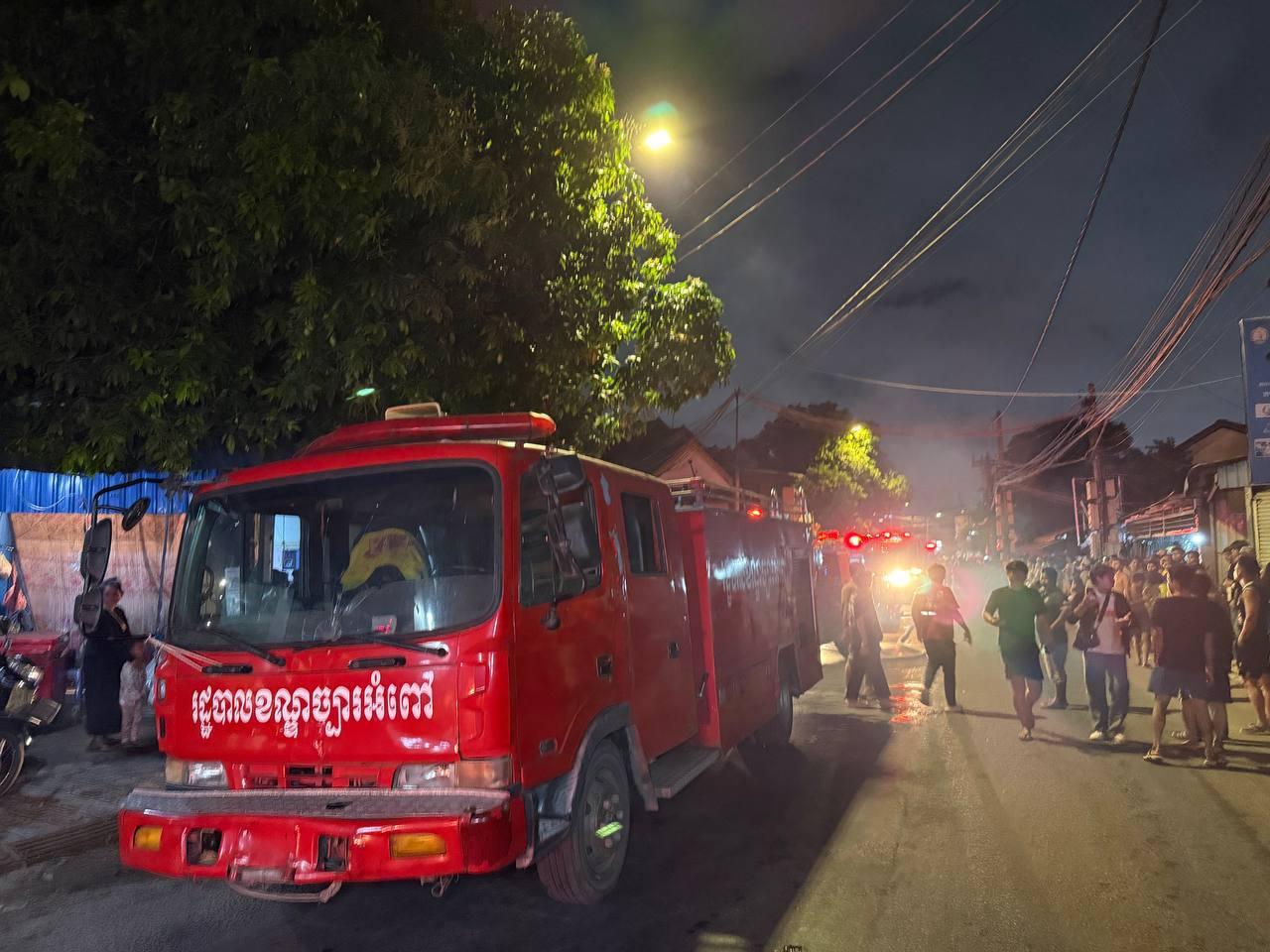 អគ្គិភ័យឆាបឆេះយ៉ាងសន្ធោសន្ធៅ លេបត្របាក់ផ្ទះពលរដ្ឋជាច្រើនខ្នងនៅច្បារអំពៅ ផ្អើលដល់កម្លាំងសមត្ថកិច្ចចេញអន្តរាគមន៍