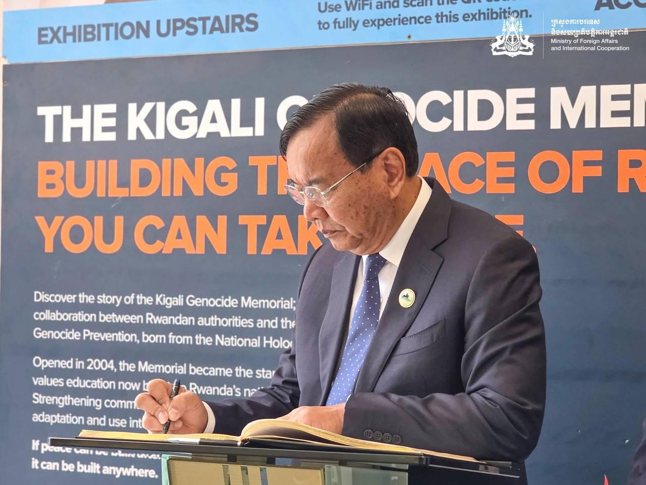 រដ្ឋមន្ត្រីការបរទេសកម្ពុជា ជំហានប្រវត្តិសាស្ត្រនៅរវ៉ាន់ដា៖ គោរពវិញ្ញាណក្ខន្ធជនរងគ្រោះប្រល័យពូជសាសន៍