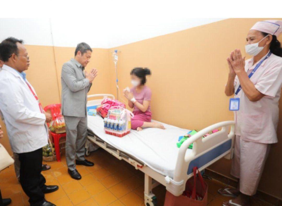 រឿងដ៏រន្ធត់! លោកសាស្ត្រាចារ្យ គង់ សន្យា ចុះសួរសុខទុក្ខពលការិនីខ្មែររងគ្រោះដោយទាហានឈុតខ្មៅថៃ