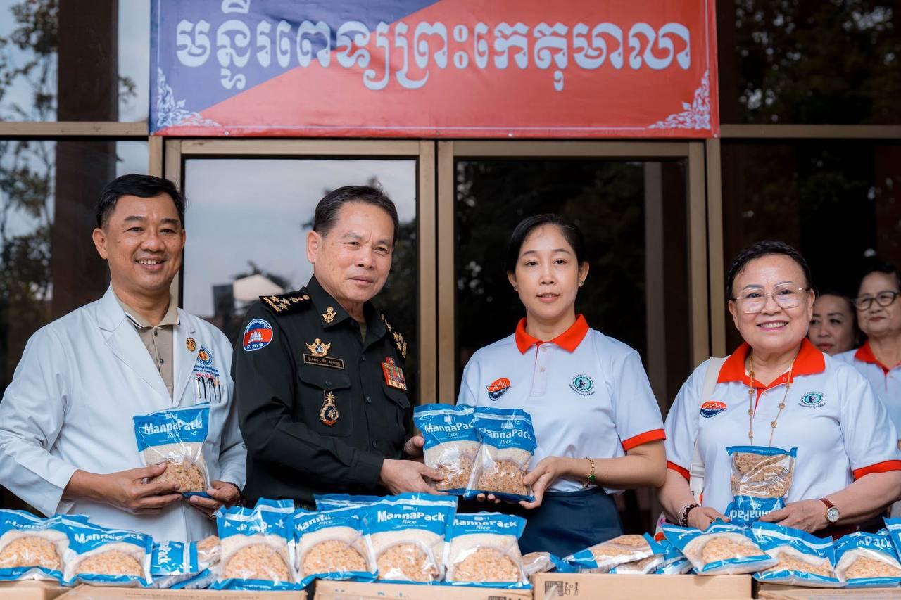 សមាគមនារីកម្ពុជាប្រគល់អង្ករវីតាមីន៣០០កេសជូនមន្ទីរពេទ្យព្រះកេតុមាលា