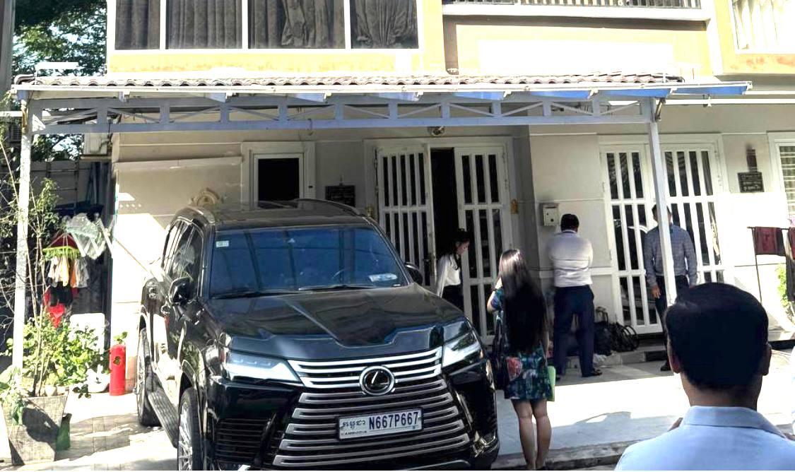 អង្គភាពអាជ្ញាសាលាភ្នំពេញ ចុះអនុវត្តសាលដីការរឹបអូសរថយន្ត Lexus របស់កូនបំណុល កាន់ ចន្ថា ដោយសារបរិហារកេរ្តិ៍