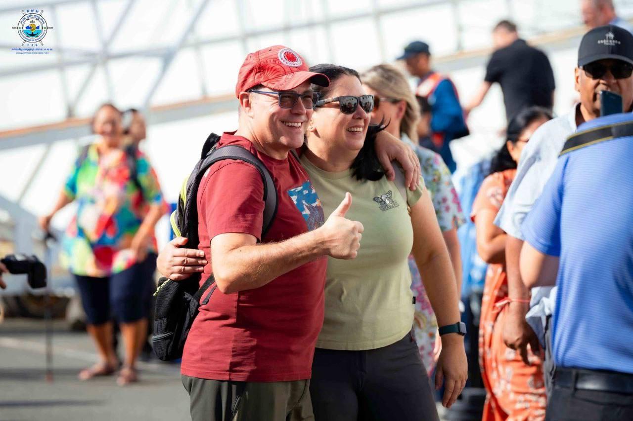 នាវាទេសចរណ៍ NORWEGIAN ដឹកភ្ញៀវ ១,៨៧៧ នាក់ ចូលចតកំពង់ផែព្រះសីហនុ