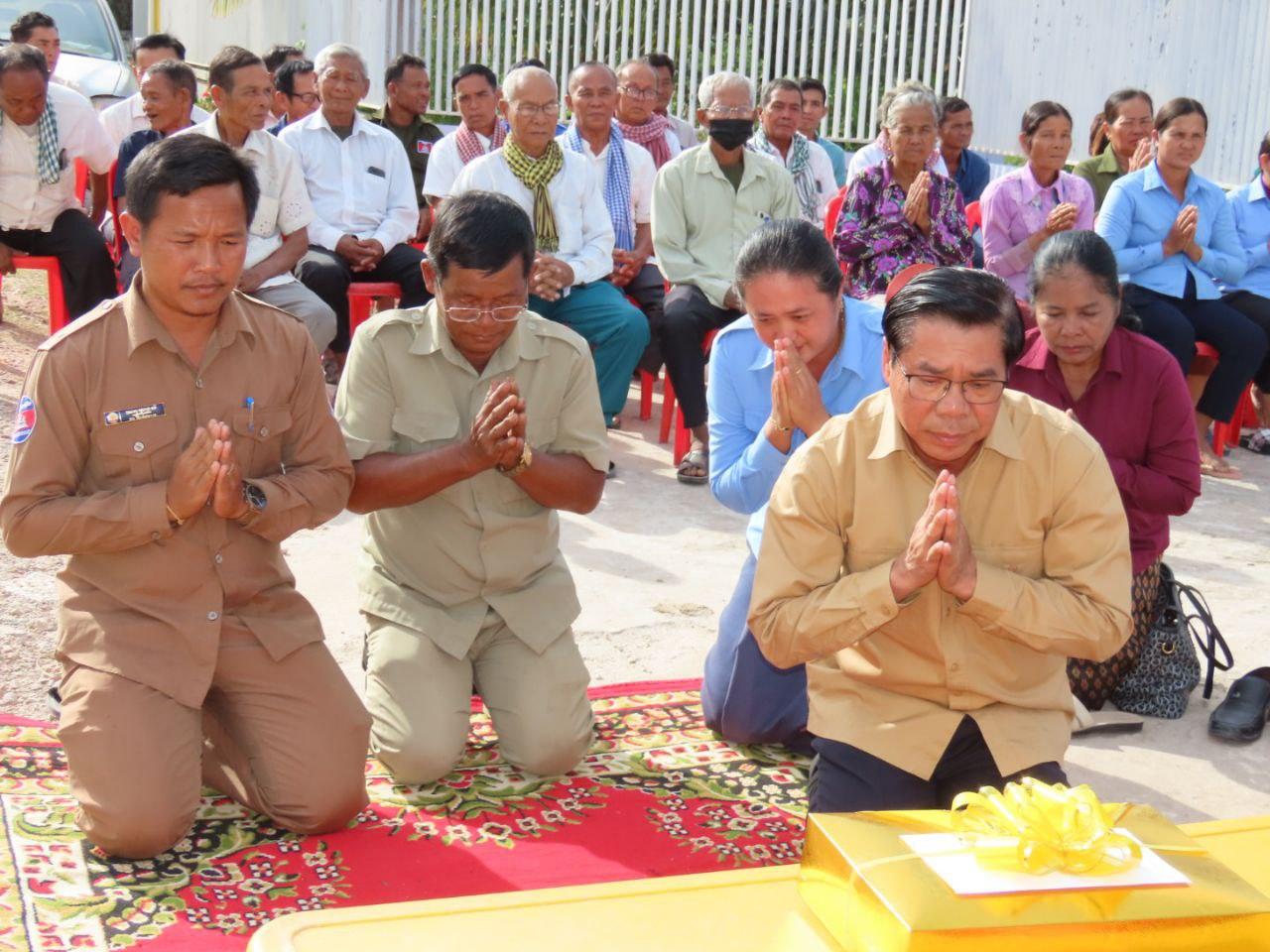 អភិបាលរងខេត្តស្វាយរៀង បើកការដ្ឋានជុសជុលផ្លូវបេតុងប្រវែង៩០០ម៉ែត្រនៅឃុំពងទឹក