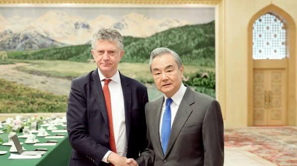 លោក Wang Yi និងលោក Jonathan Powell ពិភាក្សាកិច្ចការសន្តិសុខជាតិចិន-អង់គ្លេស