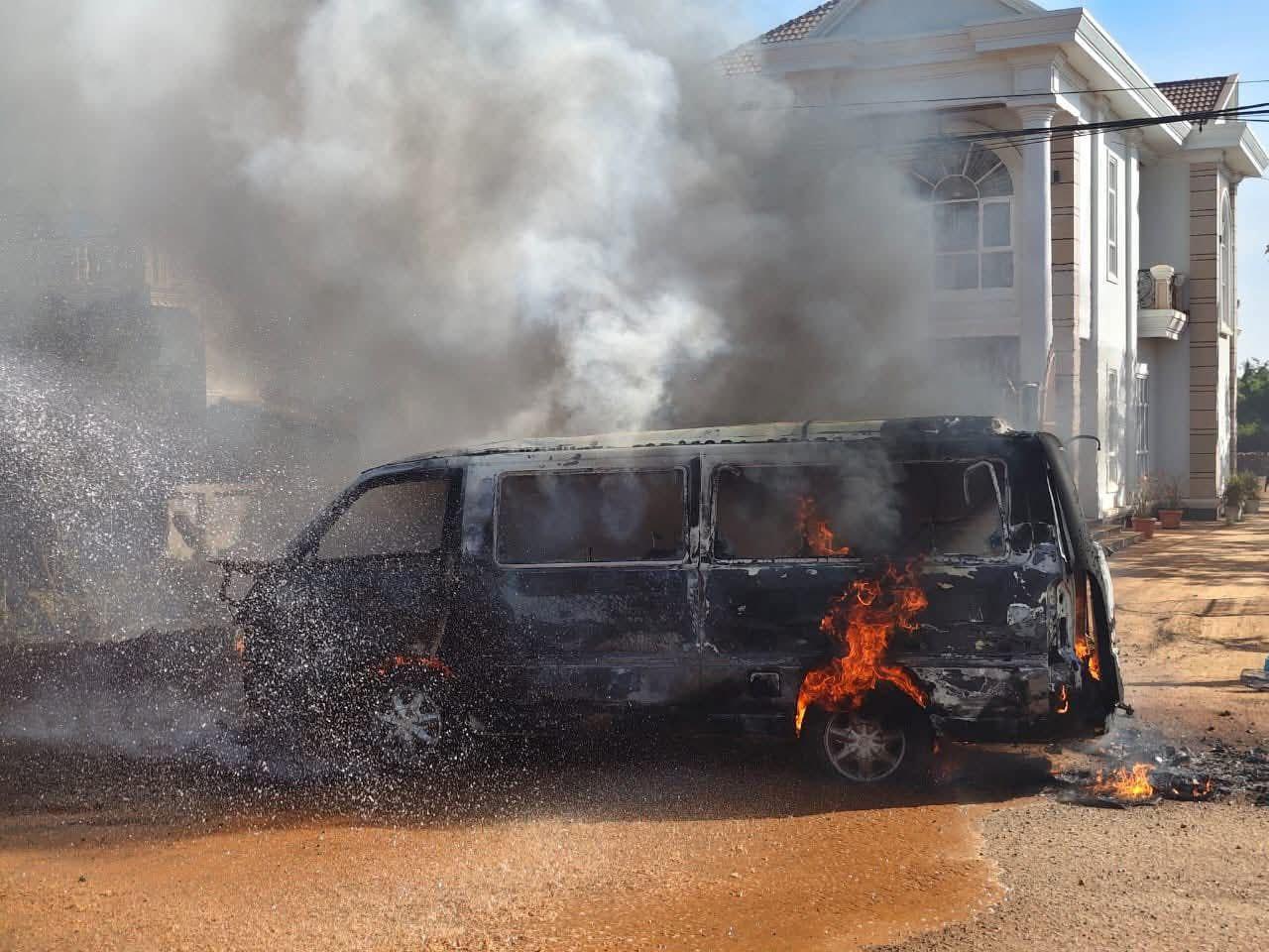 រថយន្តសាំយ៉ុងឆ្លងចរន្តខ្សែភ្លើងឆាបឆេះទាំងស្រុងនៅផ្លូវជាតិលេខ៧