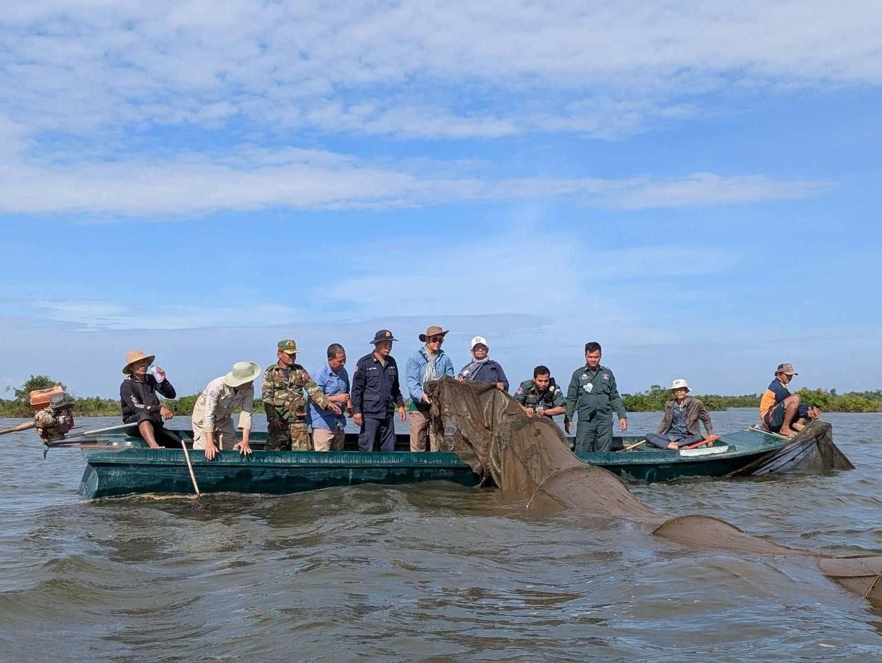 កំពង់ចាម៖ អាជ្ញាធរចុះប្រតិបត្តិការបង្ក្រាបបទល្មើសនេសាទ បំផ្លាញឧបករណ៍នេសាទខុសច្បាប់