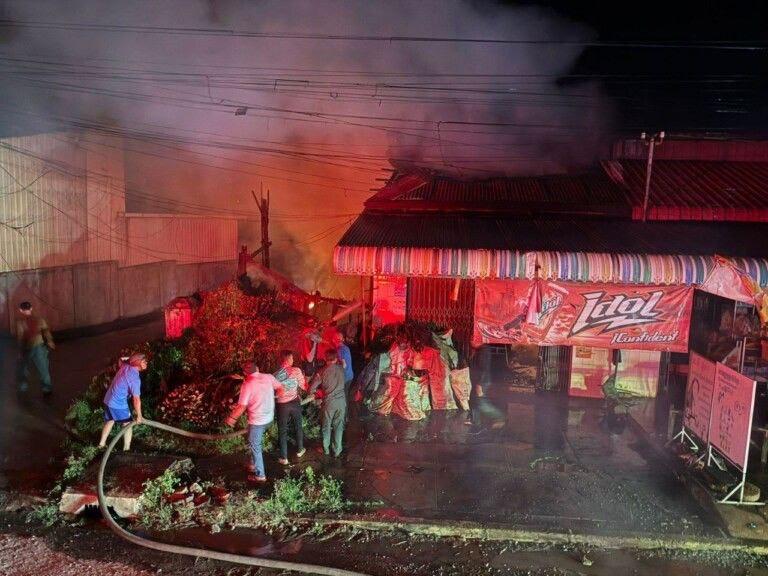 ភ្លើងឆេះផ្ទះឈើកណ្ដាលអធ្រាត្រនៅក្រុងកំពង់ចាម បង្កការភ្ញាក់ផ្អើលដល់អ្នកជិតខាង