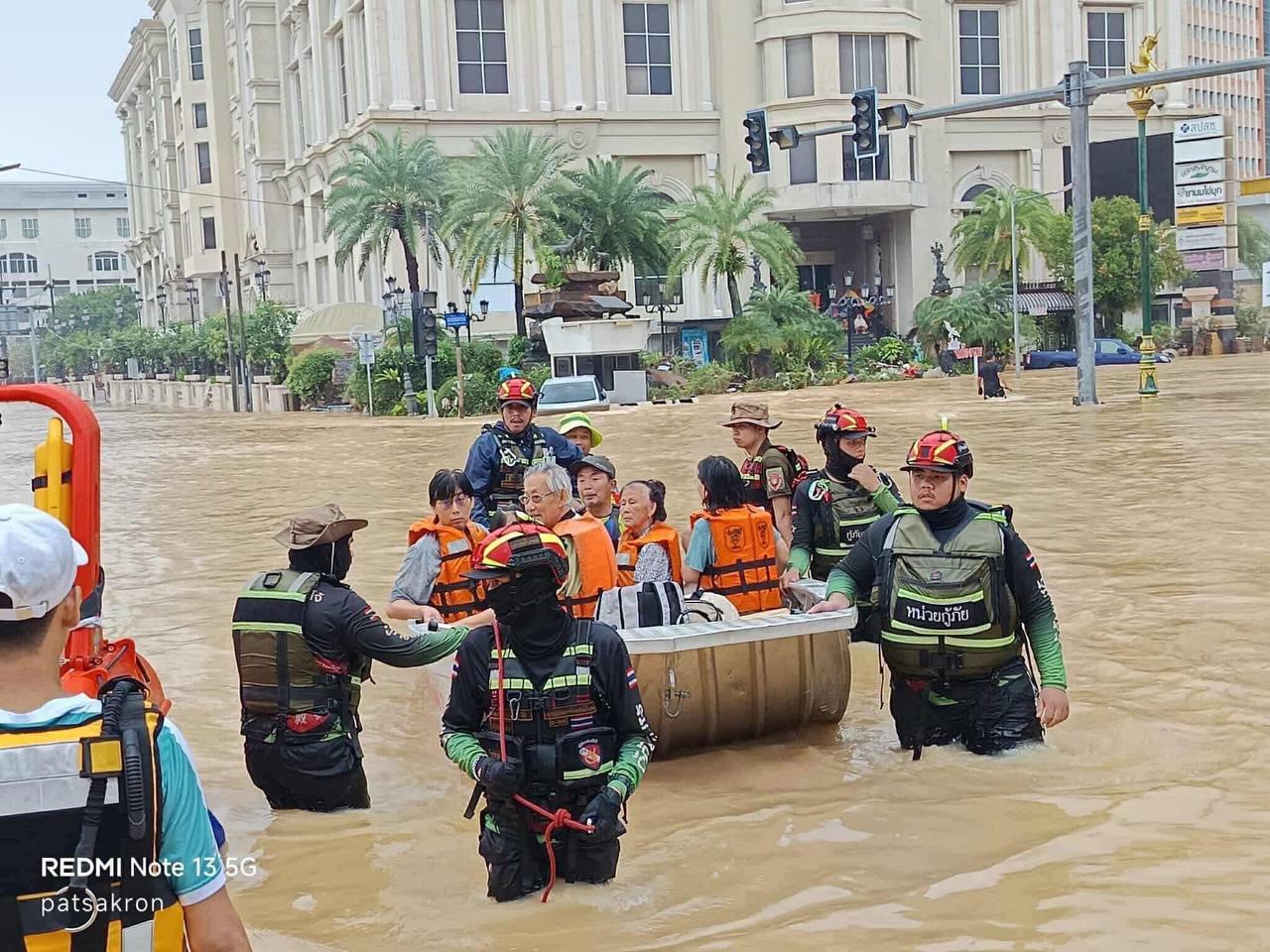 ទឹកជំនន់ថៃ៖ អ្នកជួយសង្គ្រោះស្រង់សាកសពបន្ថែម ខណៈទឹកស្រកចុះនៅហាតយ៉ៃ