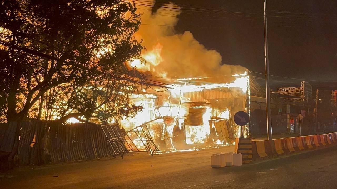 អគ្គិភ័យឆេះសន្ធោសន្ធៅផ្ទះពលរដ្ឋក្បែរផ្លូវរថភ្លើង ខូចខាតផ្ទះជាច្រើនខ្នង