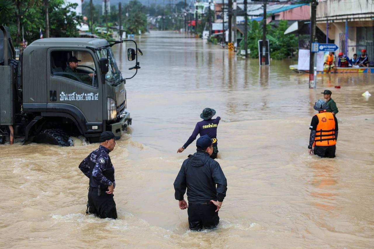 ទឹកជំនន់ហាតយ៉ៃ៖ ទិដ្ឋភាពសោកសៅ មនុស្សរាប់ពាន់នាក់ជាប់គាំង រង់ចាំជំនួយ