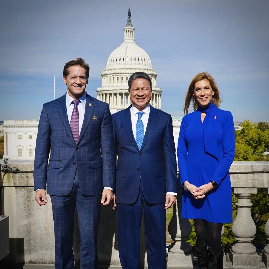 ថ្នាក់ដឹកនាំកម្ពុជា នាំហូលខ្មែរដ៏ប្រណិតជូនសមាជិកសភាអាមេរិក ពង្រឹងចំណងមិត្តភាព និងទាក់ទាញវិនិយោគ!