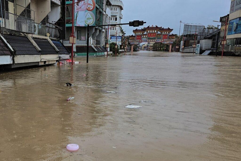 ថៃប្រញាប់ជម្លៀសអ្នកជំងឺពីមន្ទីរពេទ្យលិចទឹក ខណៈទឹកជំនន់សម្លាប់មនុស្ស៣៣នាក់