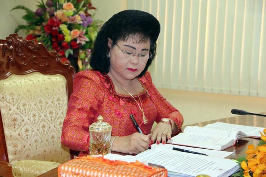 សម្តេចកិត្តិព្រឹទ្ធបណ្ឌិត ប៊ុន រ៉ានី ហ៊ុនសែន ប្រកាសចែកអំណោយសង្គ្រោះបន្ទាន់ ដល់គ្រួសារងាយរងគ្រោះជិត ២ពាន់ នៅខេត្តរតនគិរី និងមណ្ឌលគិរី