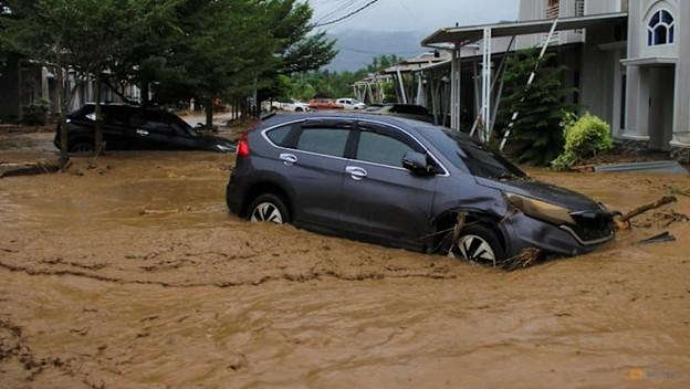 ទឹកជំនន់និងបាក់ដីនៅស៊ូម៉ាត្រា បណ្តាលឱ្យមនុស្ស៦១នាក់ស្លាប់ និង១០០នាក់បាត់ខ្លួន